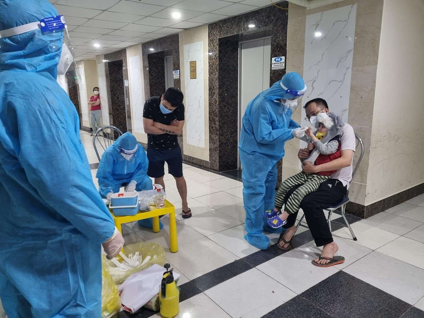 Nhiều trẻ ở nhà cũng đã trở thành F0 do lây từ người lớn. (ảnh: M. Hà) Nhiều trẻ ở nhà cũng đã trở thành F0 do lây từ người lớn. (ảnh: M. Hà)