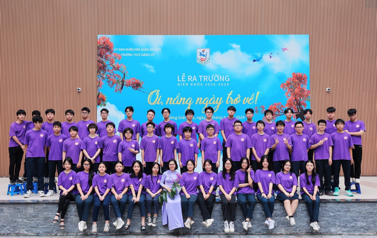 Cô trò lớp 9A7 trong ngày chia tay mái trường THCS.