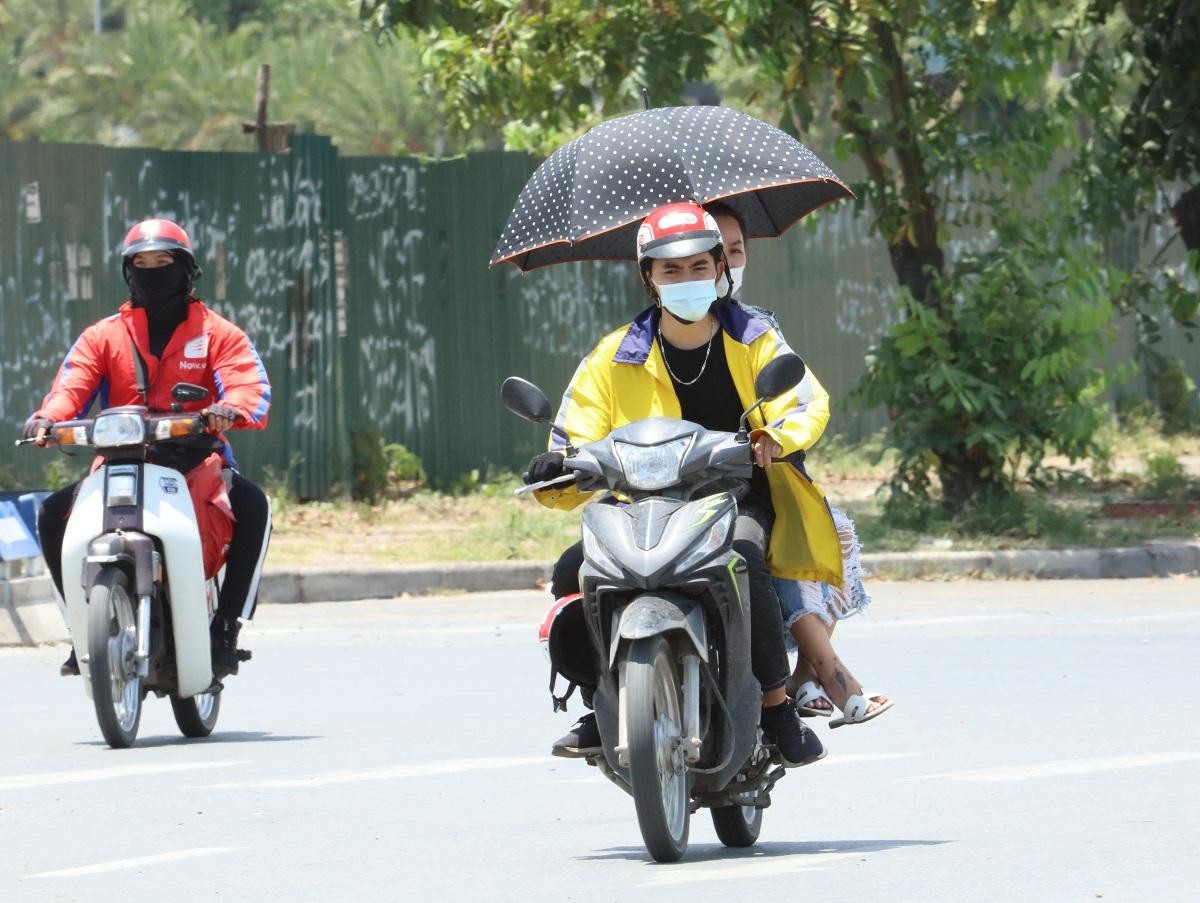 Miền Bắc, miền Trung đang trong những ngày nắng nóng nhất năm. Ảnh: Như Ý.
