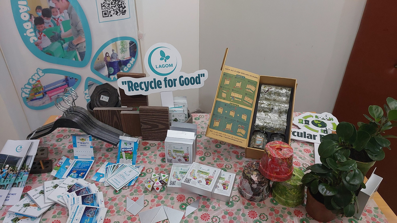 Thông qua chương trình tái chế nhựa, các sản phẩm nhựa thải bỏ sẽ được tái chế thành các sản phẩm hữu ích.