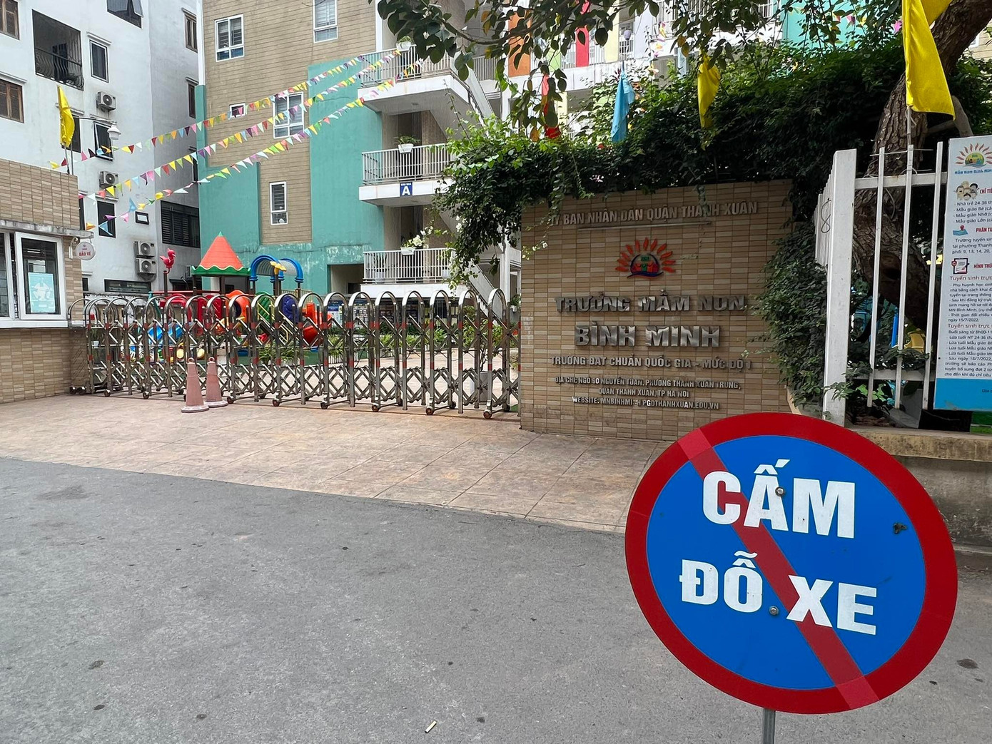 Trường học phải để biển giữ chỗ. Trường học phải để biển giữ chỗ.