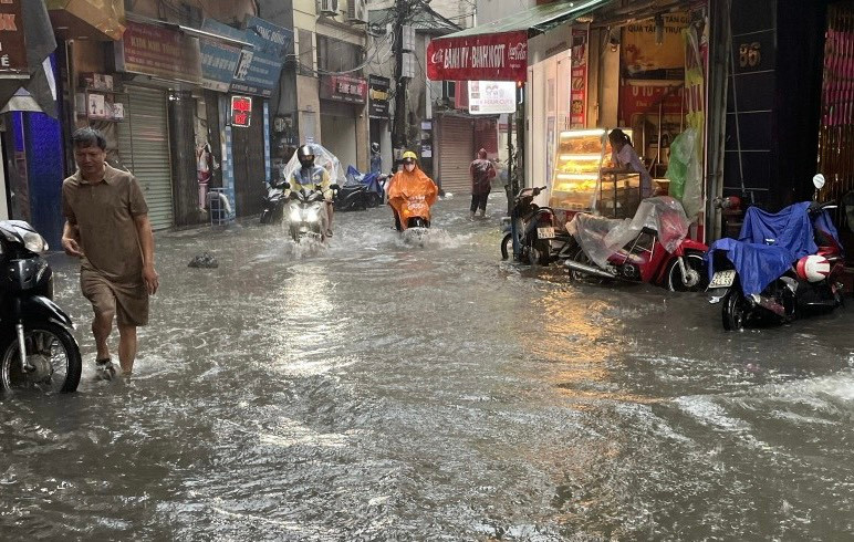 Bão số 2 gây mưa lớn bao phủ Hà Nội trong hôm nay.
