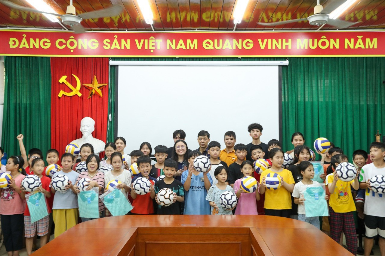 Hoàng Tiên trong một hoạt động tặng quà cho học sinh ở Làng trẻ SOS Hà Nội. Hoàng Tiên trong một hoạt động tặng quà cho học sinh ở Làng trẻ SOS Hà Nội.