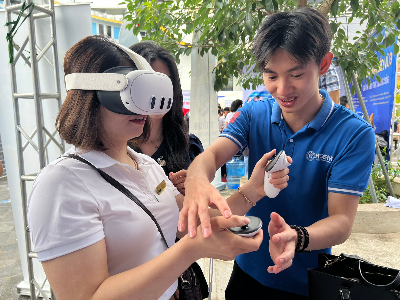 Phụ huynh tìm hiểu các ngành nghề đào tạo của các trường nghề. Phụ huynh tìm hiểu các ngành nghề đào tạo của các trường nghề.