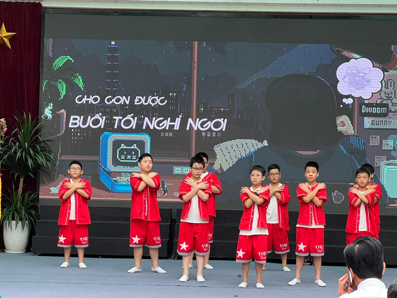 Học sinh Trường tiểu học Vĩnh Tuy, quận Hai Bà Trưng (Hà Nội) trong một tiết mục văn nghệ có lời rap: &quot;Học cả ngày con mệt lắm rồi/ Cho con được buổi tối nghỉ ngơi...&quot;.