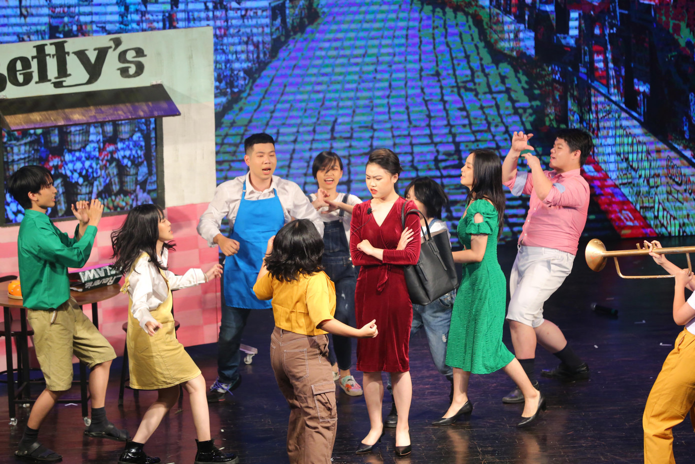 English Performance là chương trình thường niên của học sinh khối chuyên Anh 2, lần đầu tổ chức từ năm 2011.