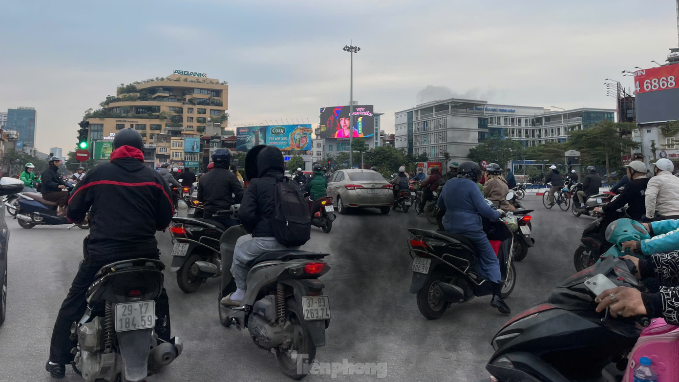 Giao thông được xác định là nguồn gây ô nhiễm không khí nghiêm trọng tại Hà Nội. Ảnh: Lộc Liên.