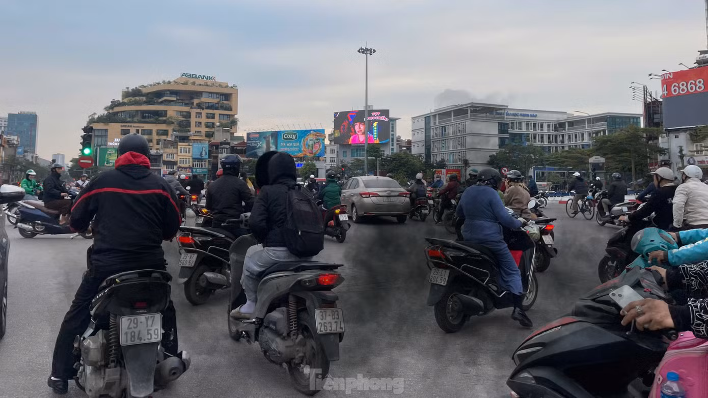 Giao thông được xác định là nguồn gây ô nhiễm không khí nghiêm trọng tại Hà Nội. Ảnh: Lộc Liên. Giao thông được xác định là nguồn gây ô nhiễm không khí nghiêm trọng tại Hà Nội. Ảnh: Lộc Liên.