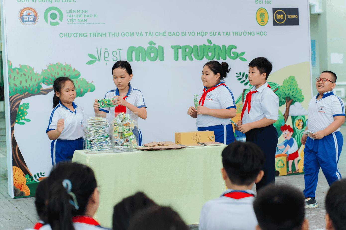 Mô hình thu gom và tái chế bao bì vỏ hộp sữa tại trường học đang được Liên minh Tái chế Việt Nam thúc đẩy. Mô hình thu gom và tái chế bao bì vỏ hộp sữa tại trường học đang được Liên minh Tái chế Việt Nam thúc đẩy.