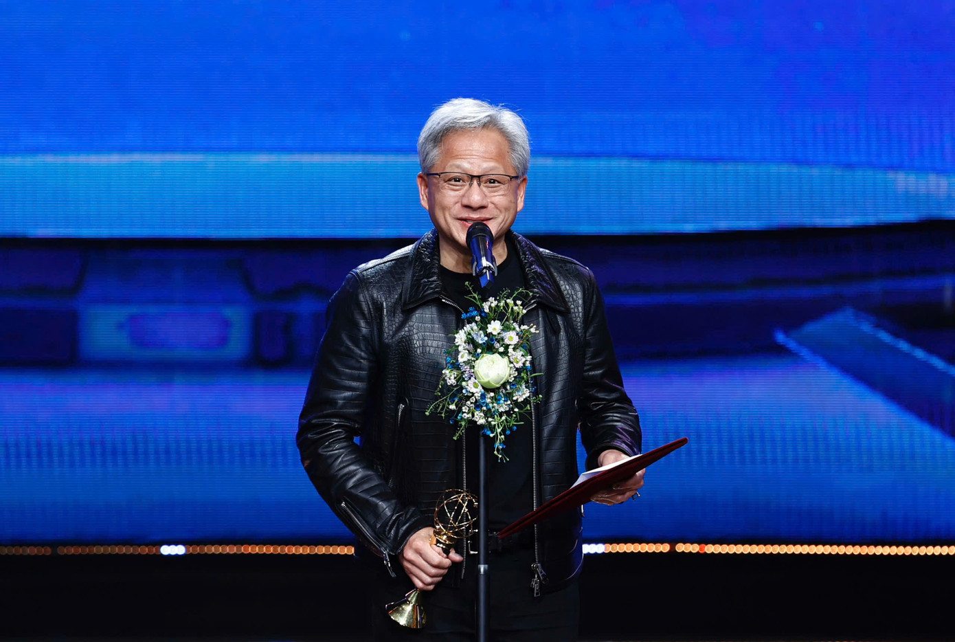 Tỷ phú Jensen Huang chia sẻ cảm xúc khi nhận Giải thưởng VinFuture 2024 tối 6/12 tại Nhà hát Hồ Gươm, Hà Nội.