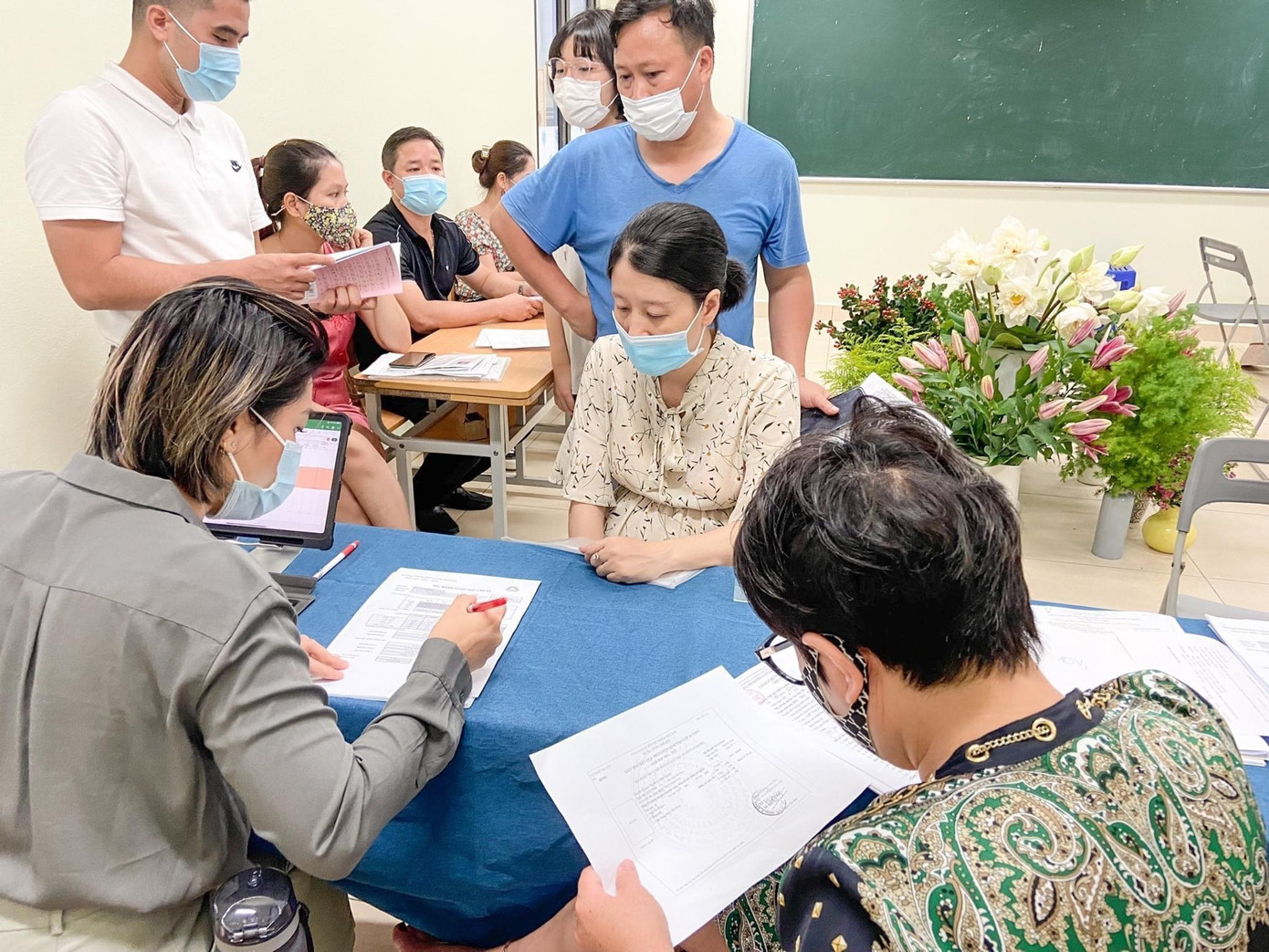 Phụ huynh nhập học cho con tại Trường THCS & THPT Lương Thế Vinh (Hà Nội) Phụ huynh nhập học cho con tại Trường THCS & THPT Lương Thế Vinh (Hà Nội)