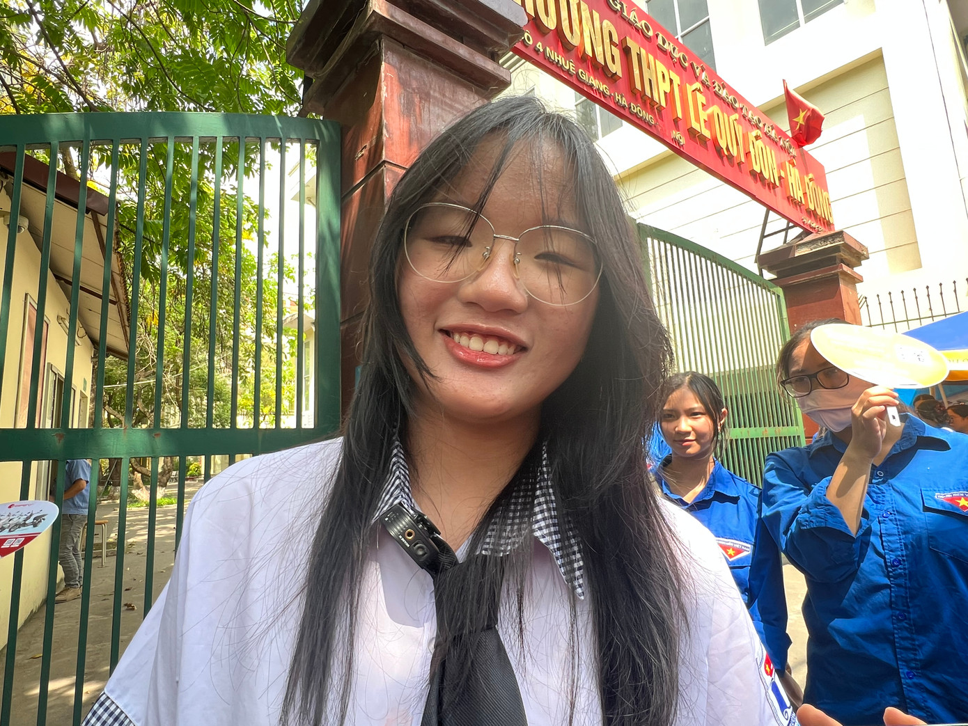 Thí sinh đầu tiên rời phòng thi tại điểm thi THPT Lê Quý Đôn (Hà Nội). Ảnh: Hà Linh