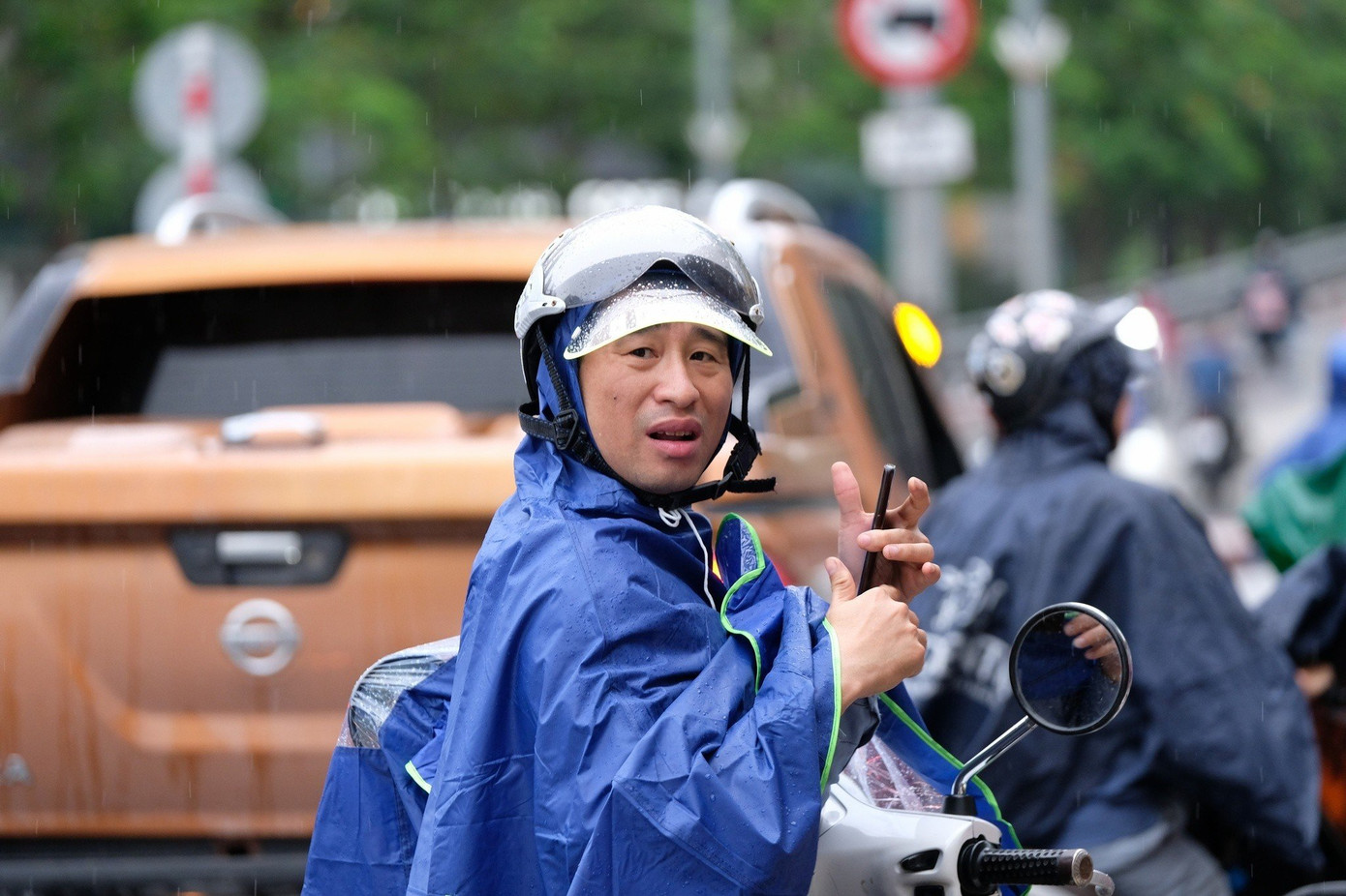 Dõi theo bóng con.