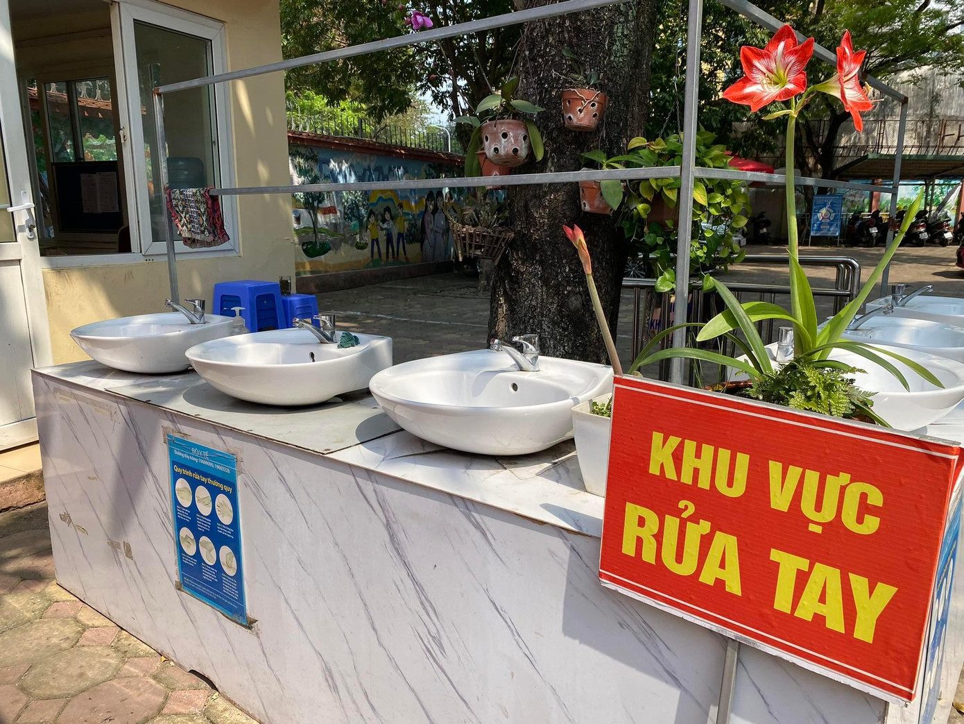 Trường THCS Giảng Võ bố trí nhiều bồn rửa tay cho học sinh từ ngoài cổng. Trường THCS Giảng Võ bố trí nhiều bồn rửa tay cho học sinh từ ngoài cổng.