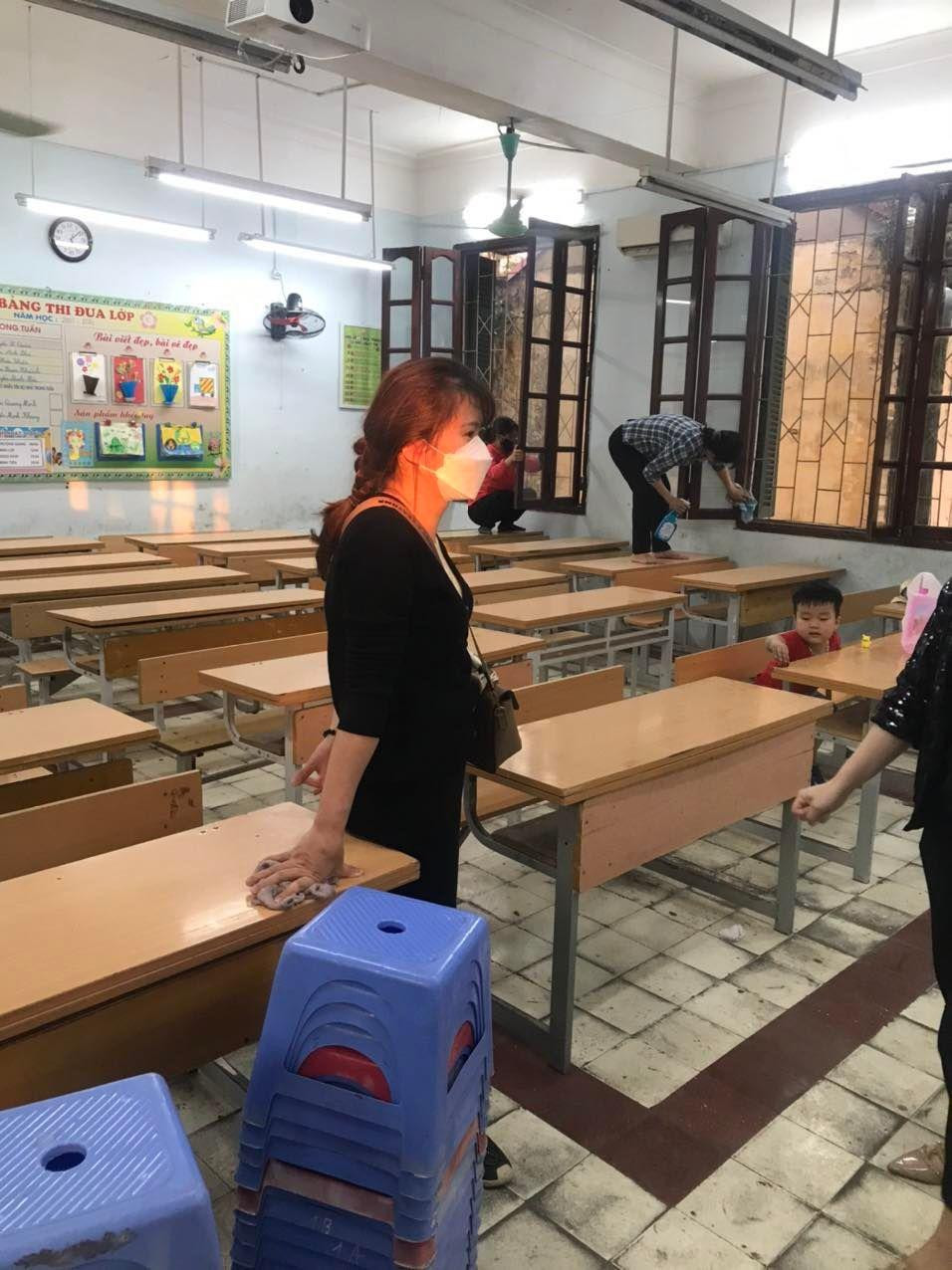 Phụ huynh vệ sinh phòng học để đón học sinh đi học. Phụ huynh vệ sinh phòng học để đón học sinh đi học.