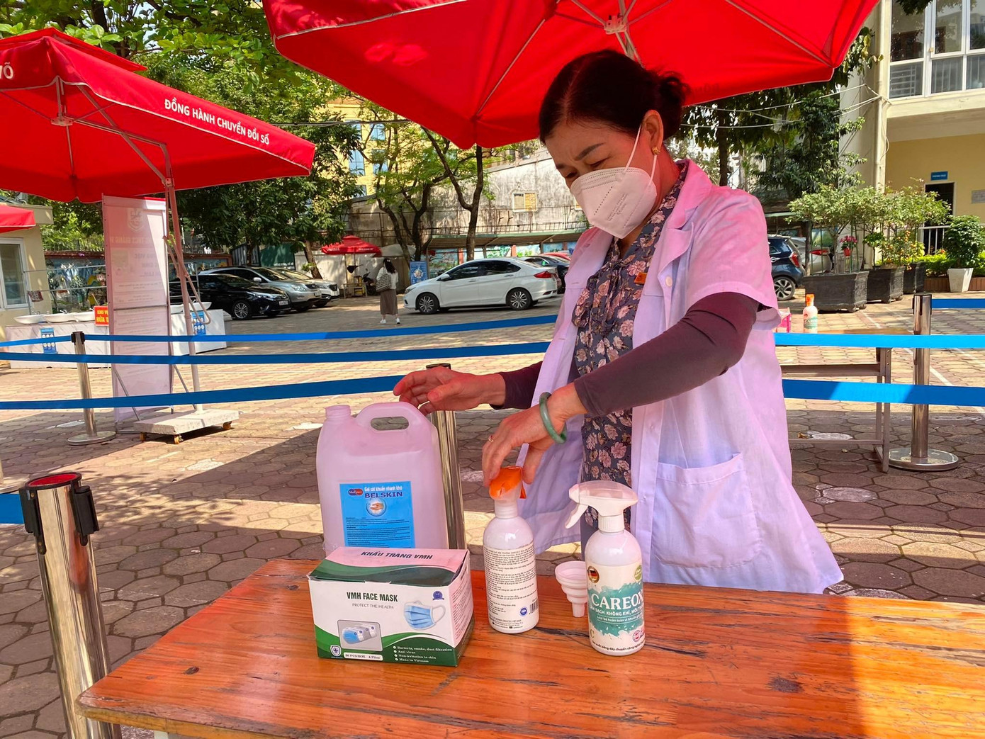 Nhân viên y tế trường học đổ thêm dung dịch sát khuẩn. Nhân viên y tế trường học đổ thêm dung dịch sát khuẩn.