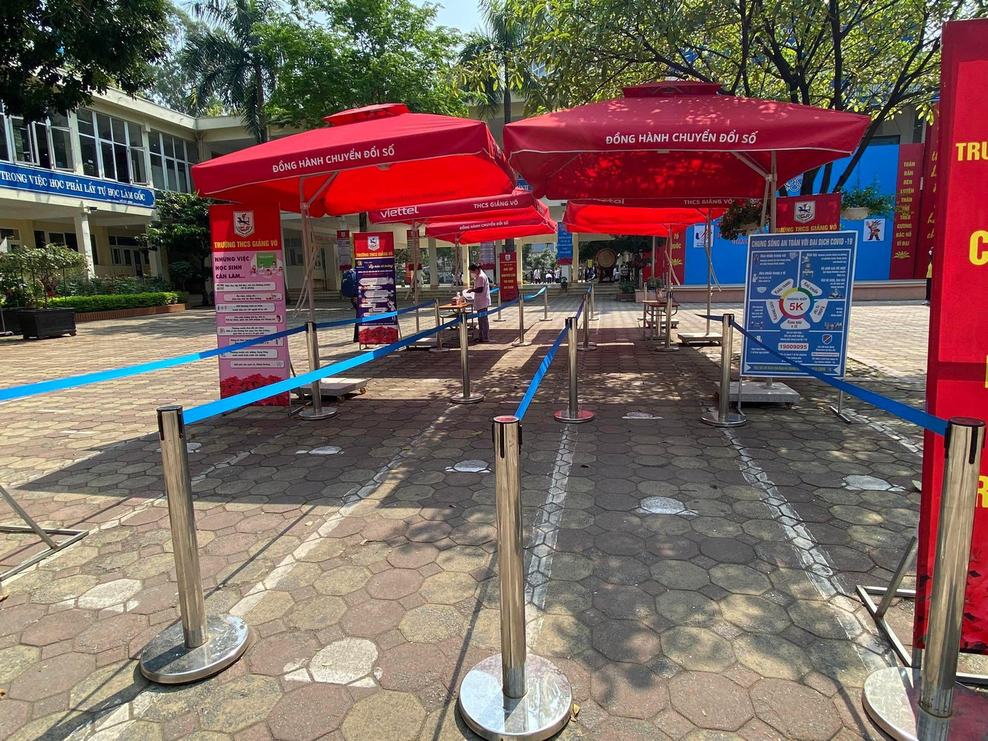 Phân luồng lối đi cho học sinh. Phân luồng lối đi cho học sinh.