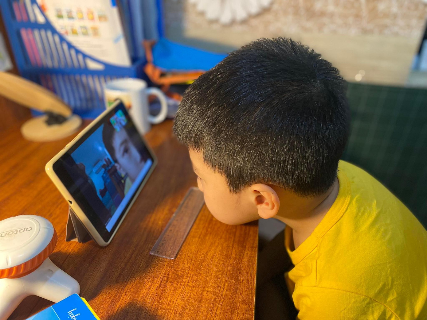 Dũng, học sinh lớp 1, Trường tiểu học Đại Từ nghe cô giáo căn dặn trước ngày được đến trường. Dũng, học sinh lớp 1, Trường tiểu học Đại Từ nghe cô giáo căn dặn trước ngày được đến trường.