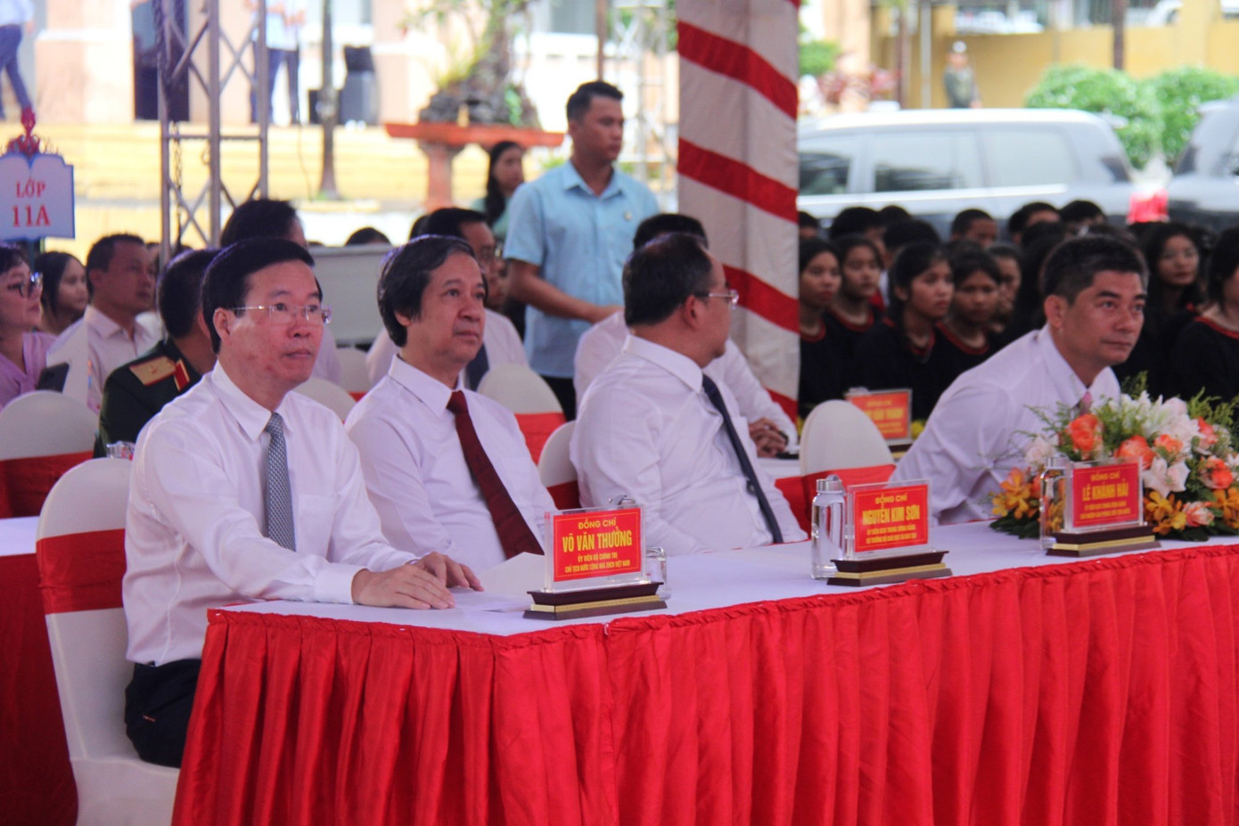 Chủ tịch nước Võ Văn Thưởng cùng Bộ trưởng Bộ GD&amp;ĐT Nguyễn Kim Sơn tại lễ khai giảng.