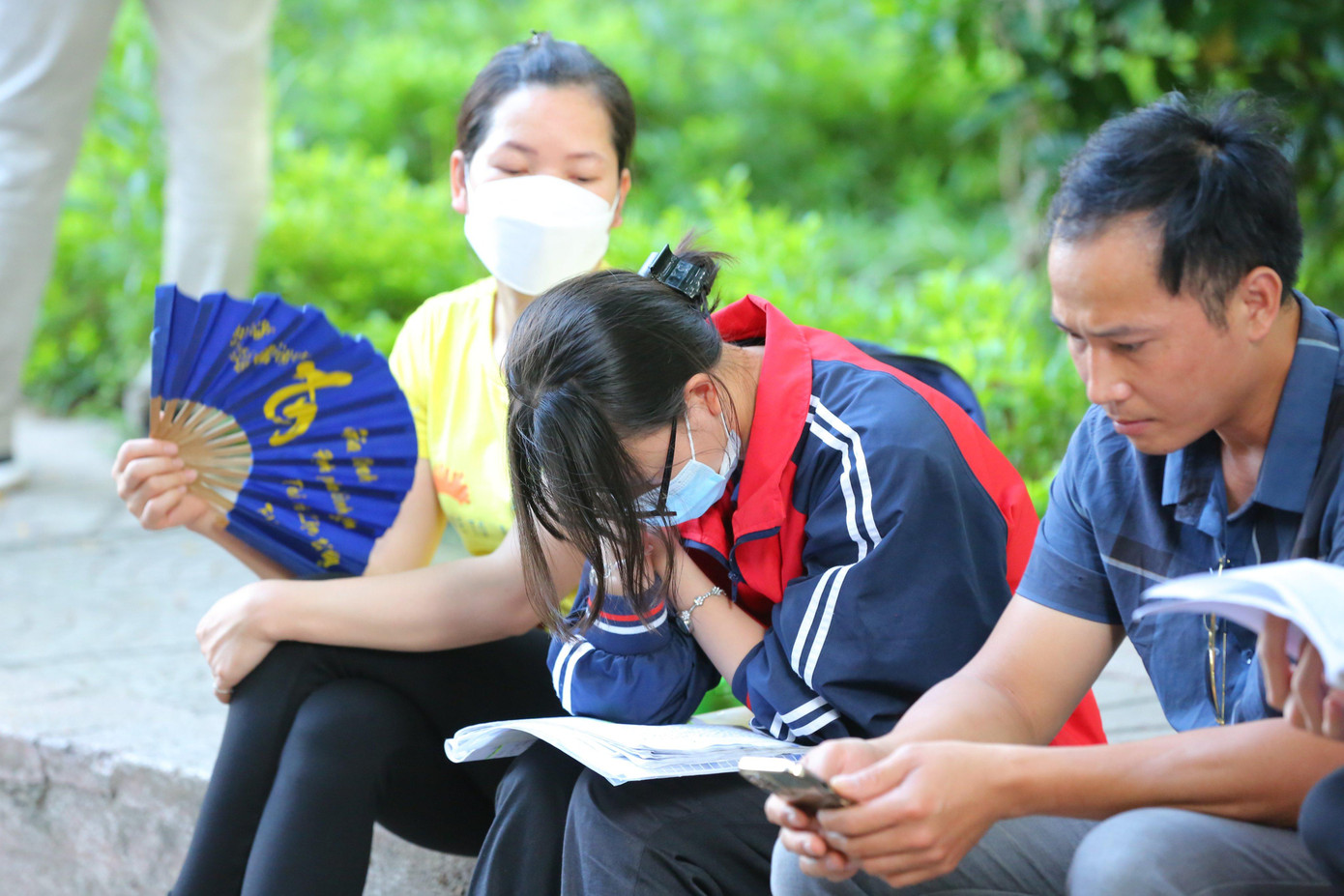 Thí sinh mệt mỏi dưới nắng nóng gay gắt. (ảnh: Trọng Tài)