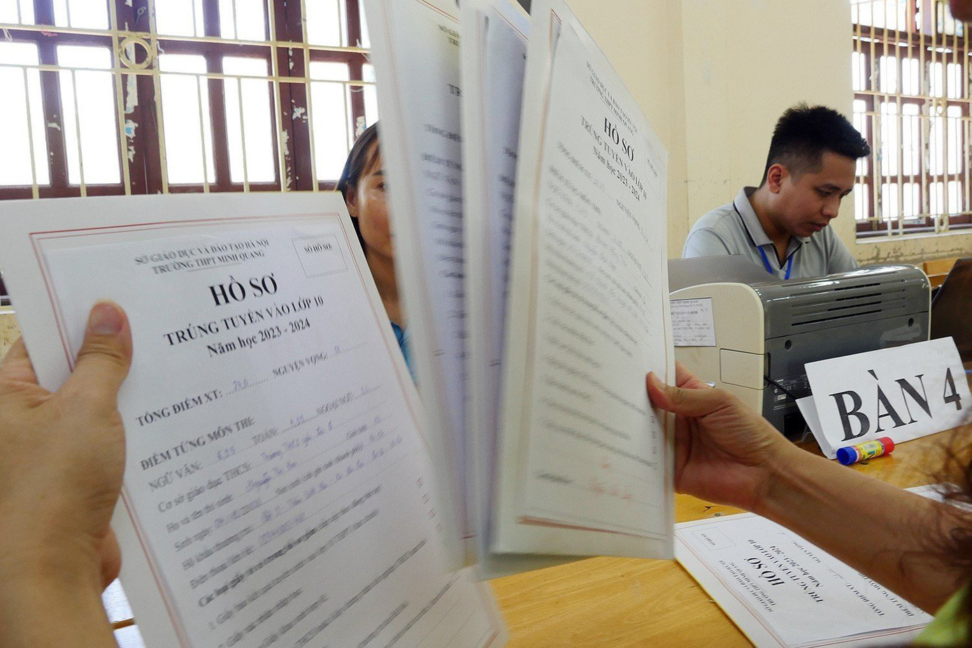 Học sinh làm thủ tục nhập học tại Trường THPT Minh Quang (Ba Vì) năm 2023.