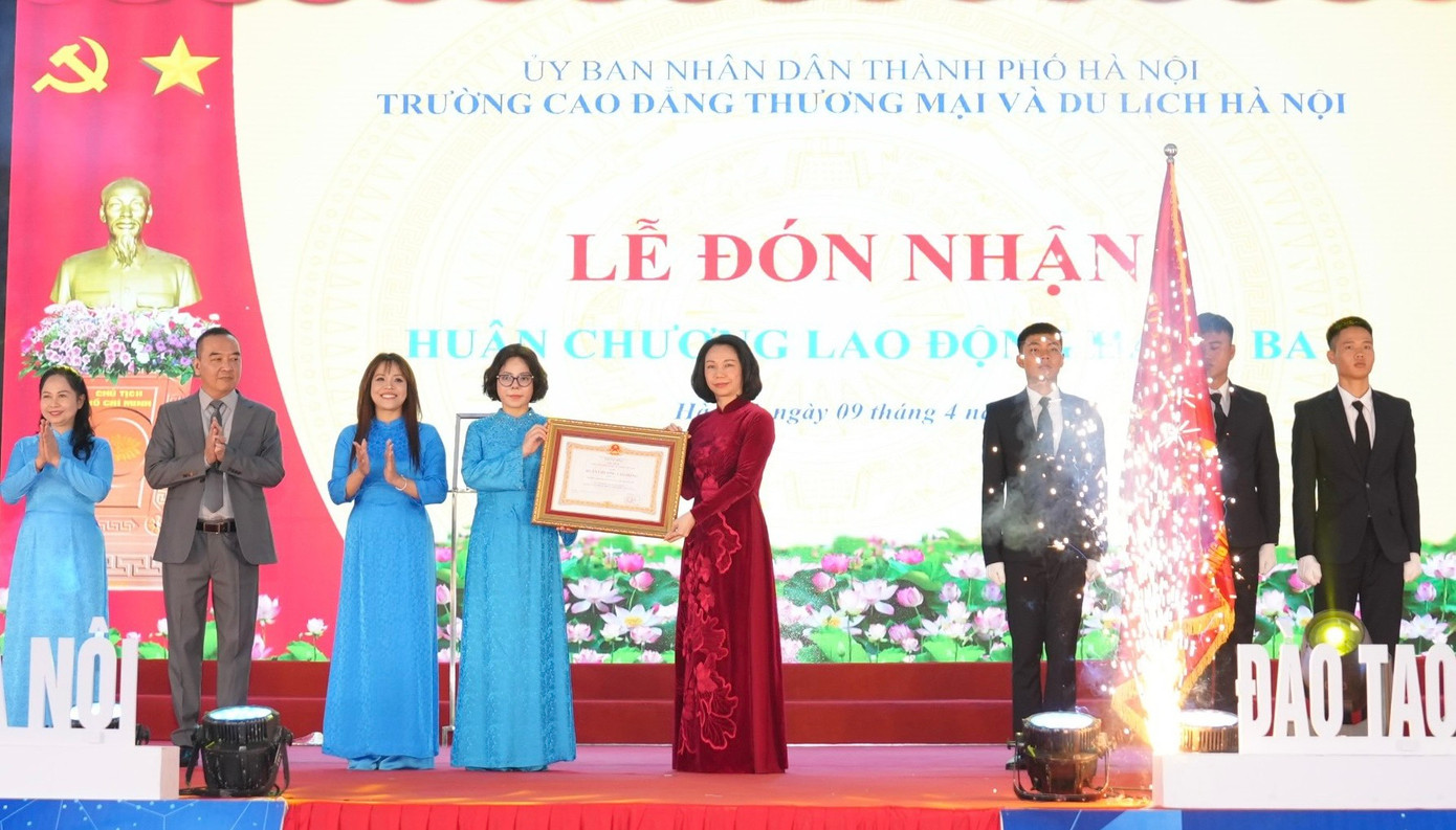 Ban giám hiệu Trường Cao đẳng Thương mại và Du lịch Hà Nội vinh dự đón nhận Huân chương Lao động hạng Ba.