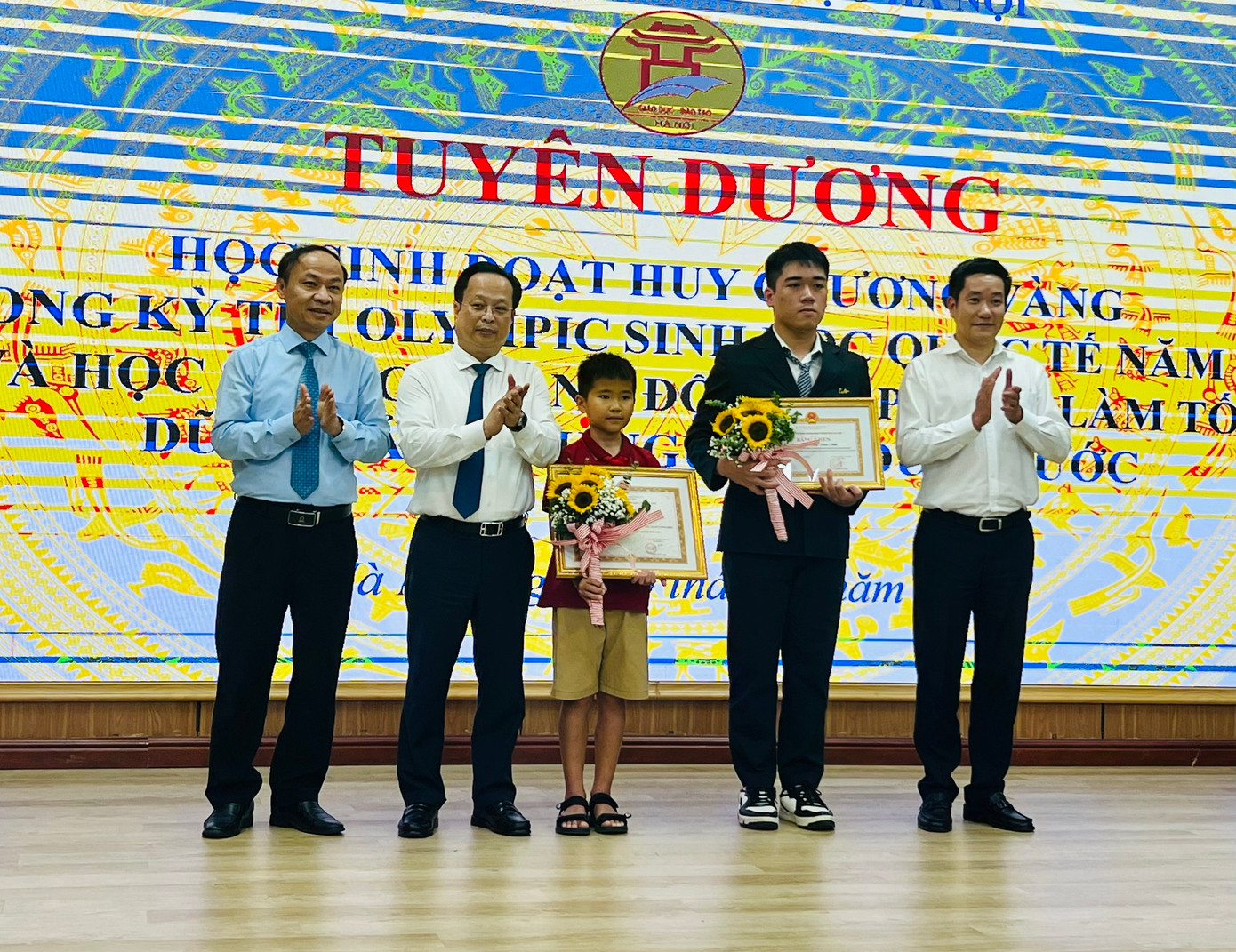 Lãnh đạo Sở GD&ĐT Hà Nội khen thưởng 2 học sinh. Lãnh đạo Sở GD&ĐT Hà Nội khen thưởng 2 học sinh.