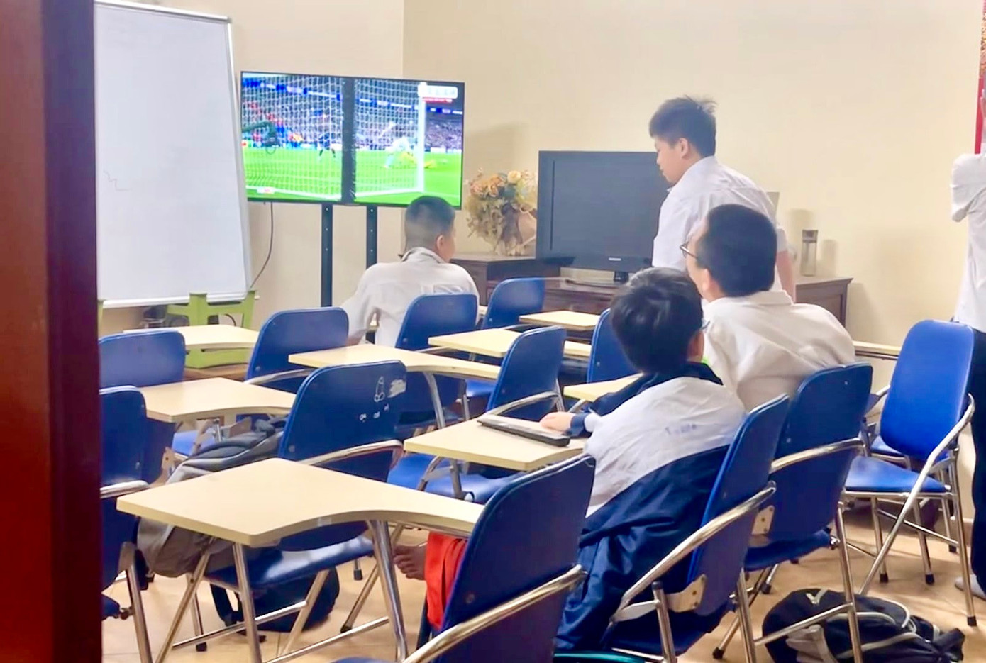 Học sinh tham gia học thêm tại Trung tâm bồi dưỡng văn hóa Việt Nga trước khi trung tâm này bị tạm đóng cửa.