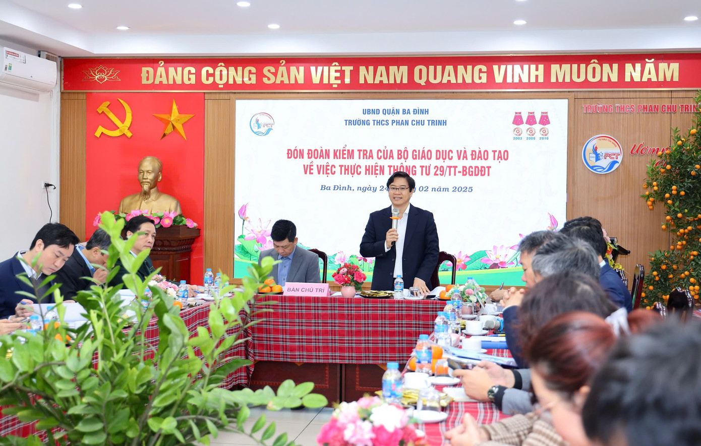 Đoàn kiểm tra làm việc tại Trường THCS Phan Chu Trinh, Quận Ba Đình (Hà Nội). Đoàn kiểm tra làm việc tại Trường THCS Phan Chu Trinh, Quận Ba Đình (Hà Nội).