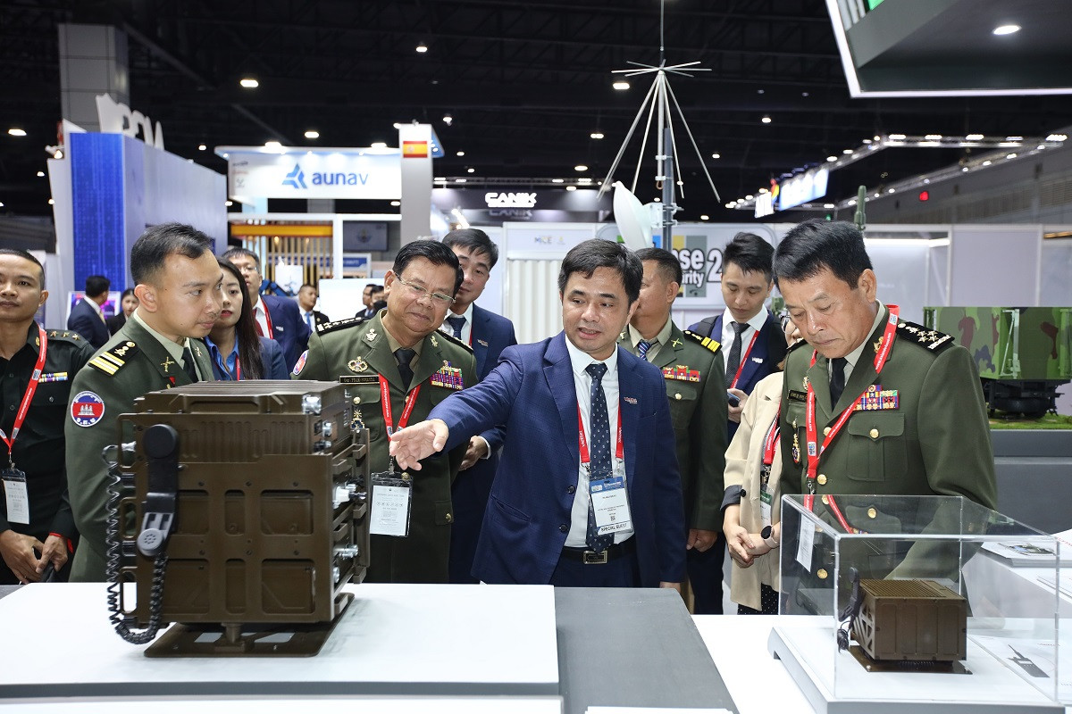 Đoàn công tác Bộ Quốc phòng Campuchia đến tham quan gian hàng Tập đoàn Viettel. Đoàn công tác Bộ Quốc phòng Campuchia đến tham quan gian hàng Tập đoàn Viettel.