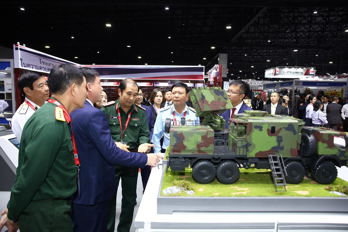 Thượng tướng Phùng Sĩ Tấn, Phó Tổng tham mưu trưởng Quân đội nhân dân Việt Nam cùng đoàn công tác Bộ Quốc phòng Việt Nam tham quan và làm việc tại gian hàng Tập đoàn Viettel. Thượng tướng Phùng Sĩ Tấn, Phó Tổng tham mưu trưởng Quân đội nhân dân Việt Nam cùng đoàn công tác Bộ Quốc phòng Việt Nam tham quan và làm việc tại gian hàng Tập đoàn Viettel.