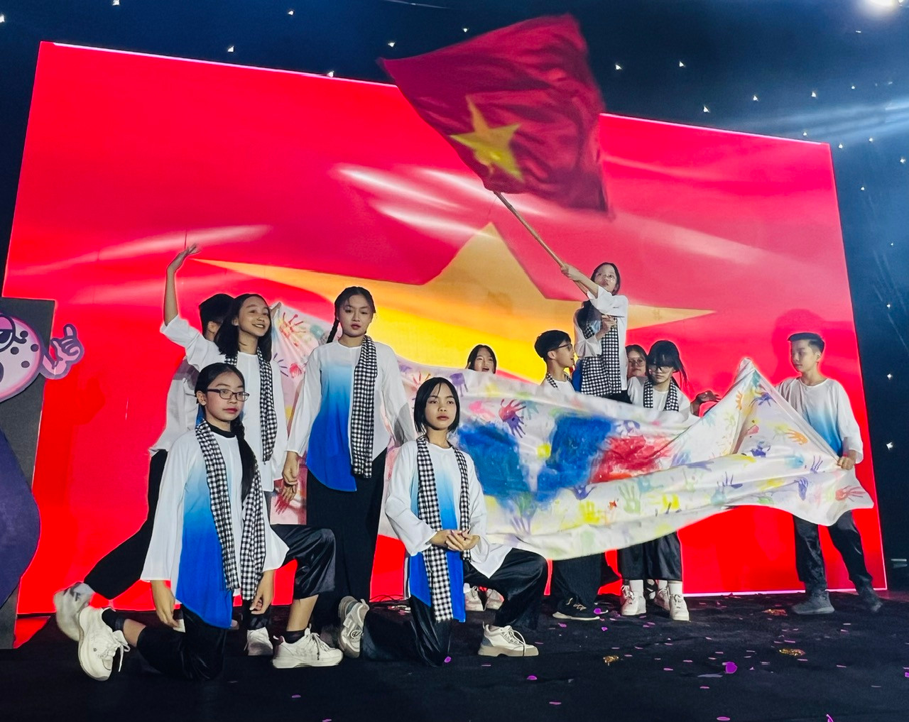 Trường THCS – THPT Lương Thế Vinh cơ sở Tân Triều trong chương trình nhạc hội LTV Unity Beats tối 22/12.