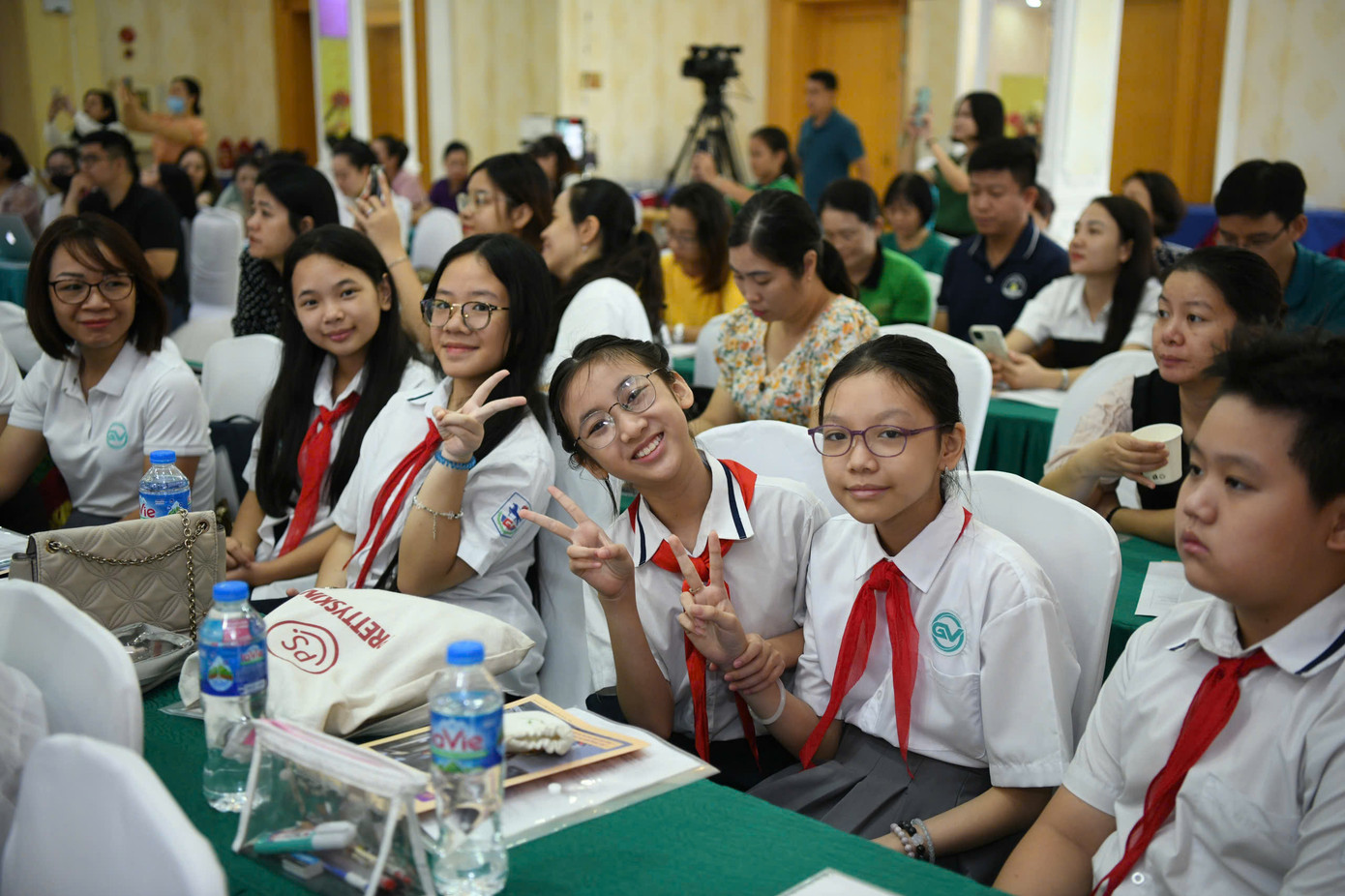 Các em học sinh quận Ba Đình hào hứng tham dự Hội nghị tập huấn phân loại rác. Các em học sinh quận Ba Đình hào hứng tham dự Hội nghị tập huấn phân loại rác.