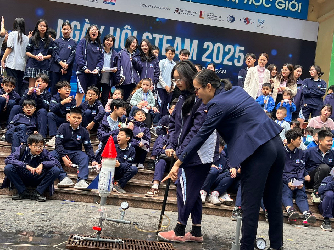 Học sinh trình diễn màn thi bắn tên lửa nước.