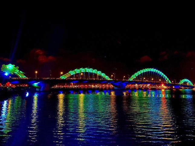 Đà Nẵng tắt 100% đèn chiếu sáng trang trí, quảng cáo từ 20 giờ hàng ngày để tiết kiệm điện. Ảnh: Thái Lâm.