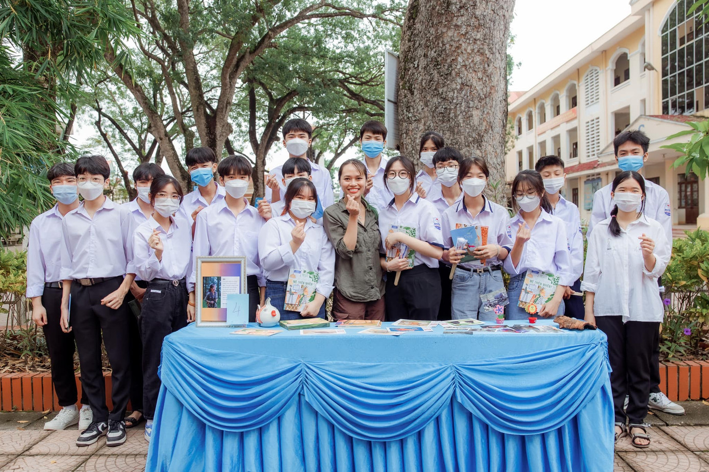 Thu Trang và các em học sinh tham gia hoạt động Thư viện hoang dã của Trung tâm Hành động Vì Động vật Hoang dã Việt Nam. Thu Trang và các em học sinh tham gia hoạt động Thư viện hoang dã của Trung tâm Hành động Vì Động vật Hoang dã Việt Nam.