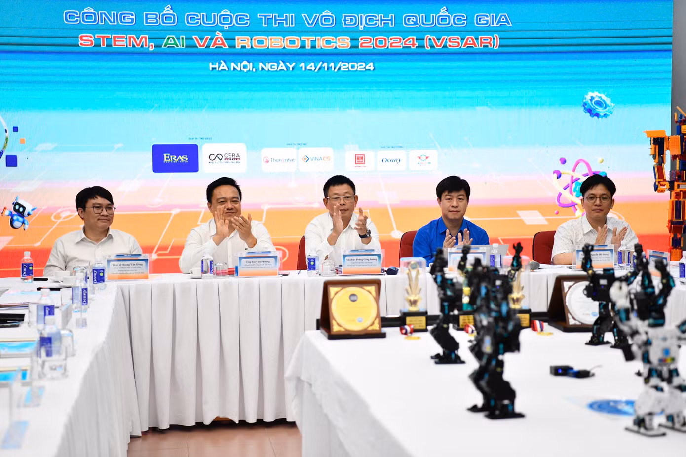 Ban tổ chức chủ trì buổi họp báo chiều 14/11.