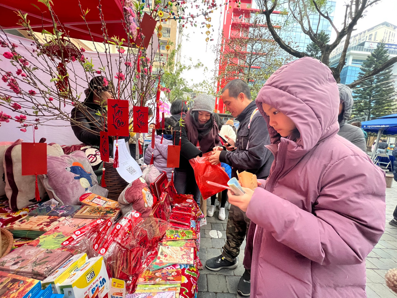 Học sinh Trường Tiểu học Nguyễn Siêu tham gia hội chợ xuân.