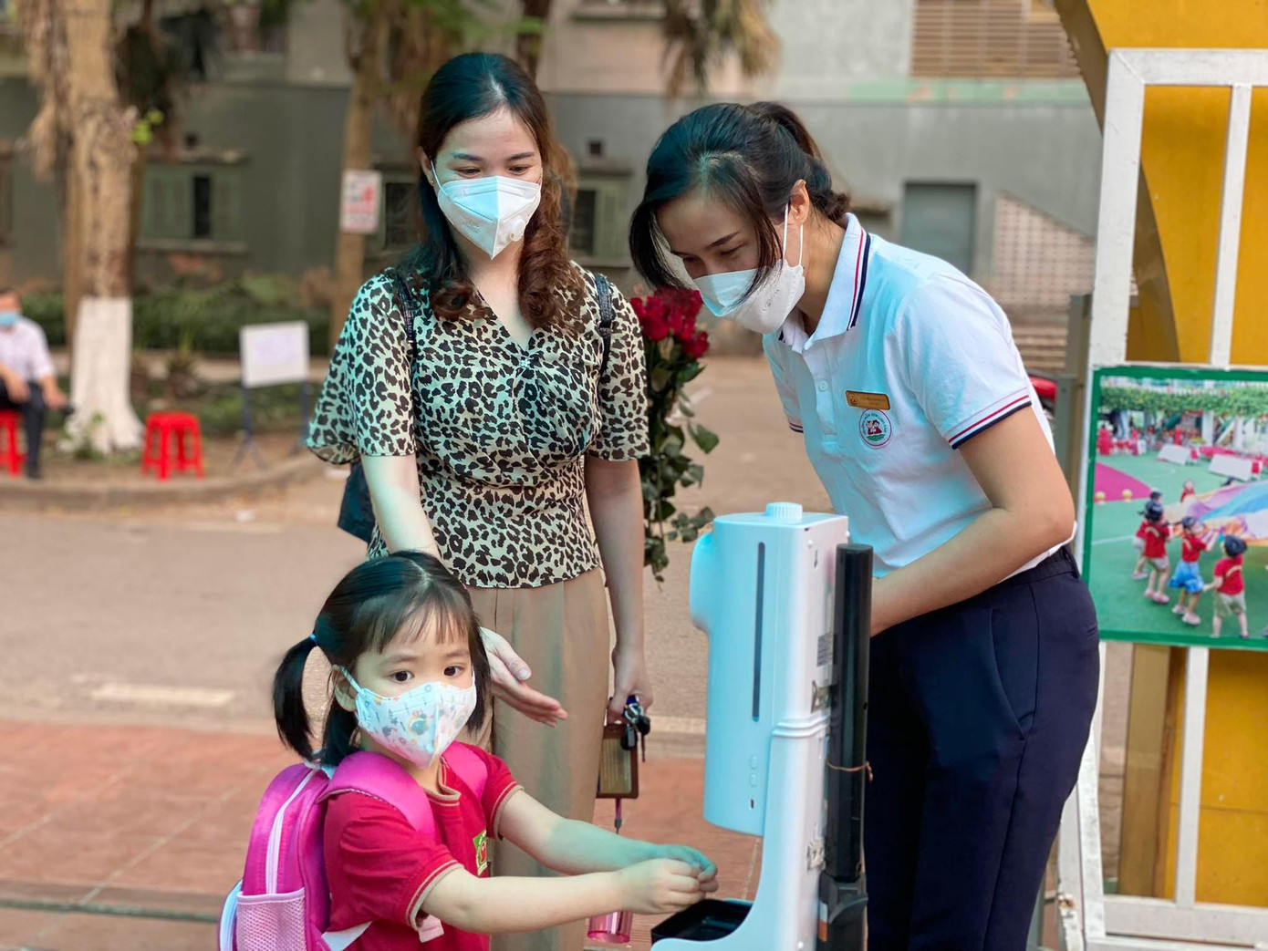 Phụ huynh đưa con đến trường trong ngày 13/4 sau một năm trường học đóng cửa. Phụ huynh đưa con đến trường trong ngày 13/4 sau một năm trường học đóng cửa.