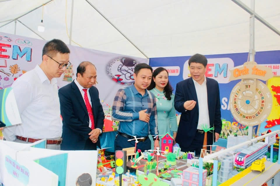 Ông Phạm Văn Ngát (thứ hai, từ trái sang) cùng thầy cô kiểm tra gian hàng STEM của học sinh. Ông Phạm Văn Ngát (thứ hai, từ trái sang) cùng thầy cô kiểm tra gian hàng STEM của học sinh.