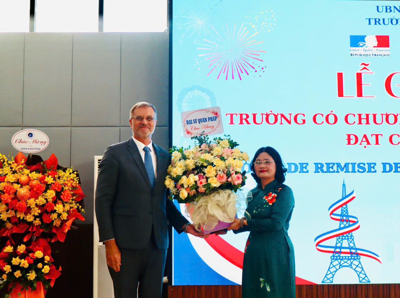 Đại sứ Cộng hòa Pháp tại Việt Nam, Olivier Brochet chúc mừng Trường THCS Giảng Võ. Đại sứ Cộng hòa Pháp tại Việt Nam, Olivier Brochet chúc mừng Trường THCS Giảng Võ.