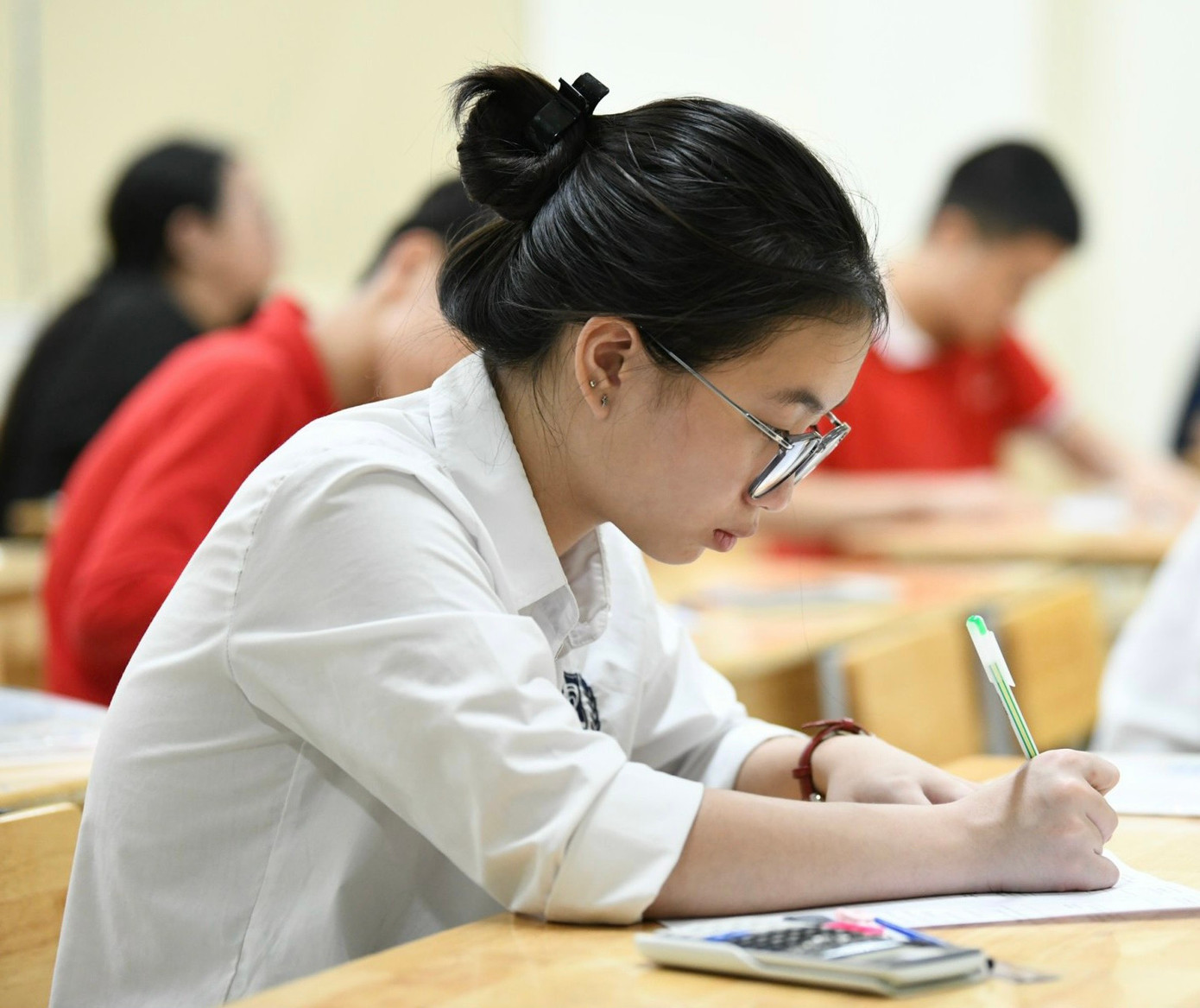 Kỳ thi tuyển sinh lớp 10 THPT Hà Nội có quy mô lớn nhất cả nước với khoảng 110.000 thí sinh đăng ký dự thi. Kỳ thi tuyển sinh lớp 10 THPT Hà Nội có quy mô lớn nhất cả nước với khoảng 110.000 thí sinh đăng ký dự thi.