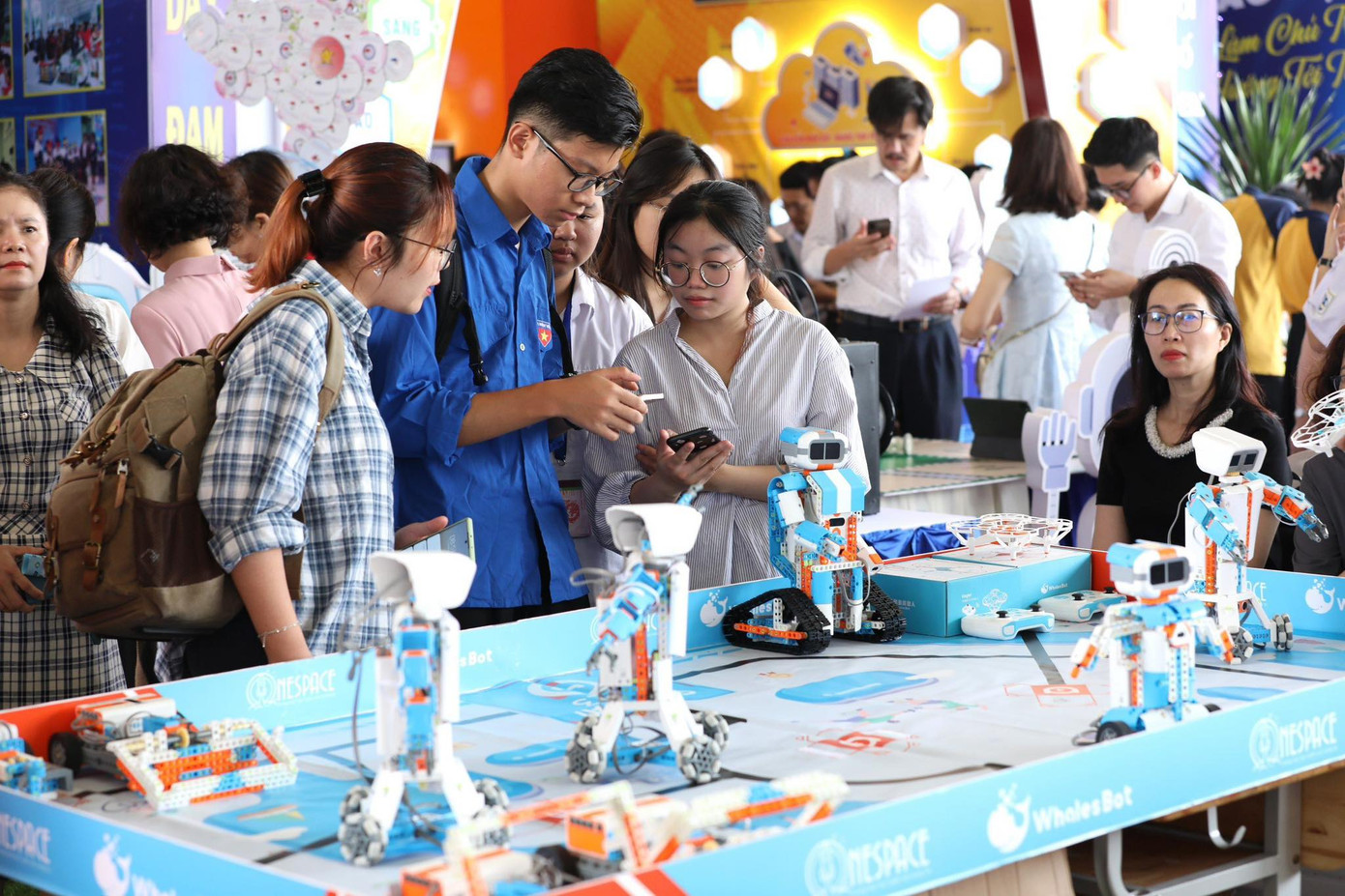 Thầy cô và các em học sinh tìm ra những phương pháp triển khai STEM trong nhà trường không tốn kém mà vẫn hiệu quả, ích lợi như tái chế vật liệu cũ, vật liệu rác thải.