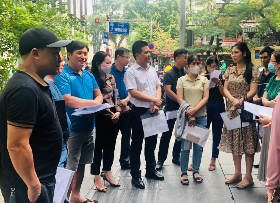 Sáng nay, 35 phụ huynh có đơn kiến nghị Sở GD&amp;ĐT Hà Nội đề nghị làm rõ sự việc.