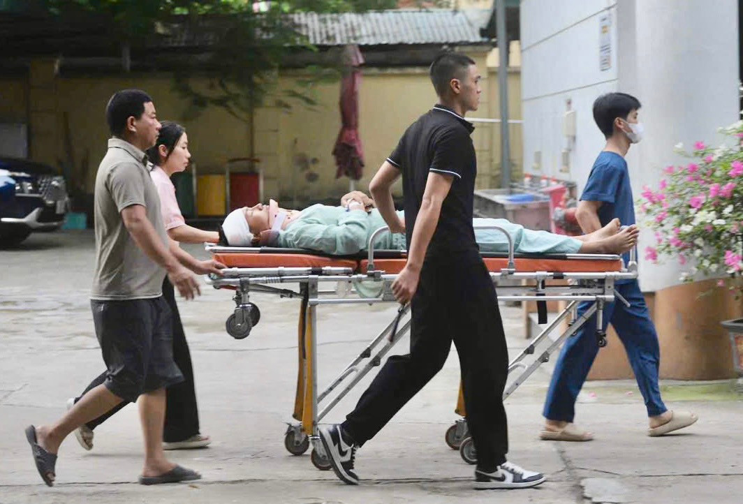 Tại điểm thi Trường THCS Mễ Trì (quận Nam Từ Liêm, Hà Nội), một thí sinh gặp tai nạn sau bài thi môn Toán, sáng nay phải đến điểm thi bằng cáng.