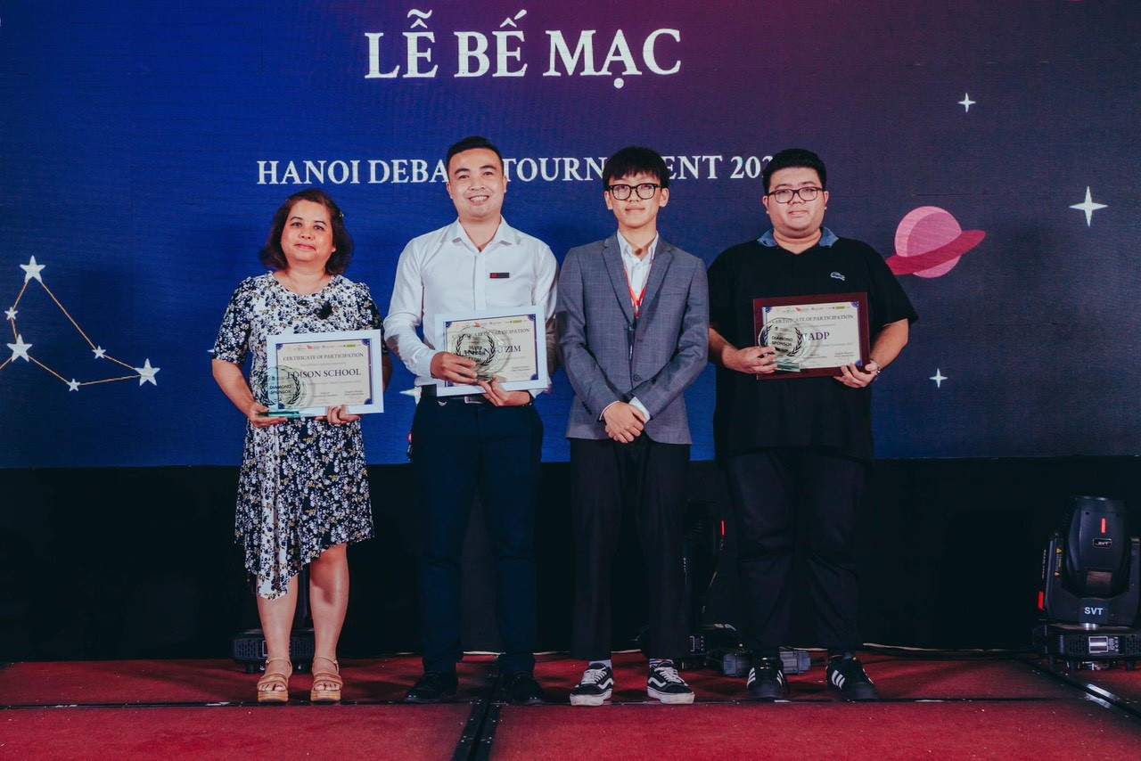 Anh Minh (thứ 2 từ phải sang) tại lễ bế mạc giải đấu Hanoi Debate Tournament 2023. Anh Minh (thứ 2 từ phải sang) tại lễ bế mạc giải đấu Hanoi Debate Tournament 2023.
