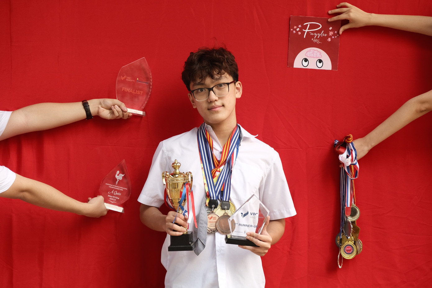 Hoàng Anh Minh, hiện là học sinh lớp 12 Lý 1, Trường THPT Chuyên Hà Nội Amsterdam. Hoàng Anh Minh, hiện là học sinh lớp 12 Lý 1, Trường THPT Chuyên Hà Nội Amsterdam.