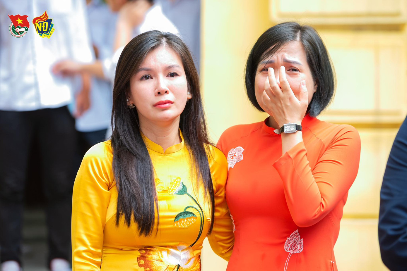 Thầy cô, những người trao truyền kiến thức, dạy các kỹ năng cho các em. Thầy cô, những người trao truyền kiến thức, dạy các kỹ năng cho các em.