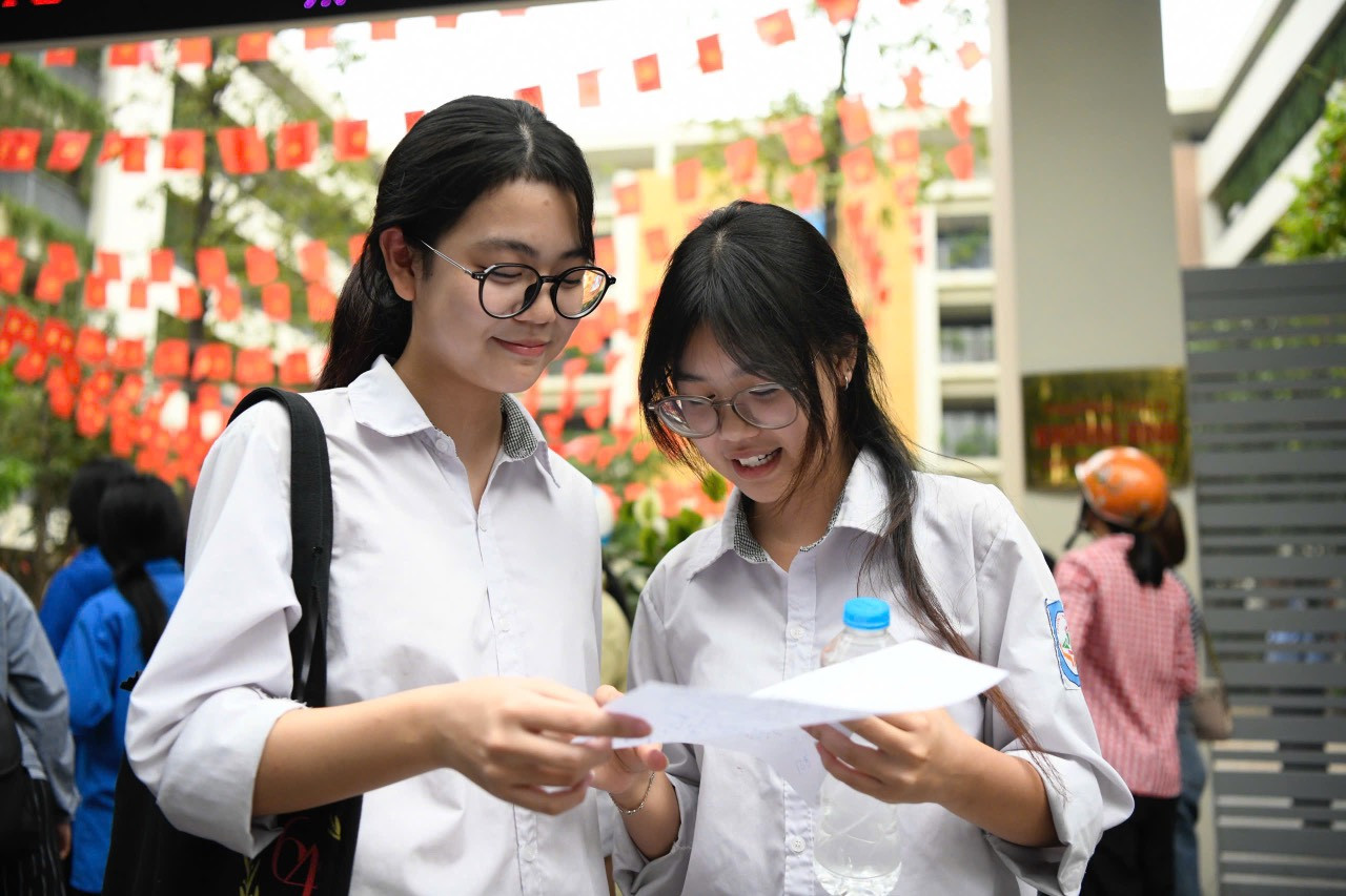 Thí sinh vui vẻ rời phòng thi sau khi hoàn thành bài thi môn Toán sáng 8/6. (ảnh: Như Ý)