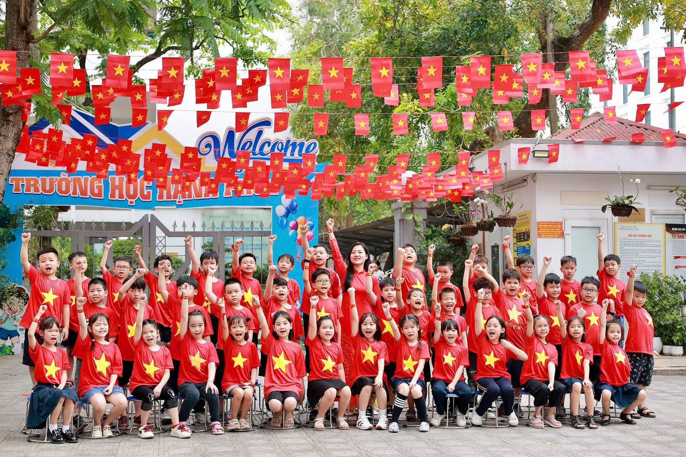 Trường học trang hoàng cờ hoa, cô trò náo nức trong những ngày tháng 4. Trường học trang hoàng cờ hoa, cô trò náo nức trong những ngày tháng 4.